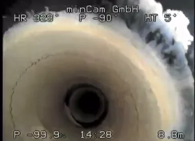 צילום מצלמת minCam בתוך קו ביוב: טבעת הטלאה בהירה שאוטמת את דופן הצינור, 8.8 מטר מהפתח